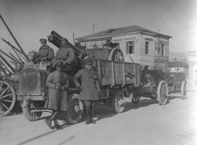 Britische Soldaten in Italien während des Ersten Weltkriegs transportieren eine Feldkanone von English Photographer